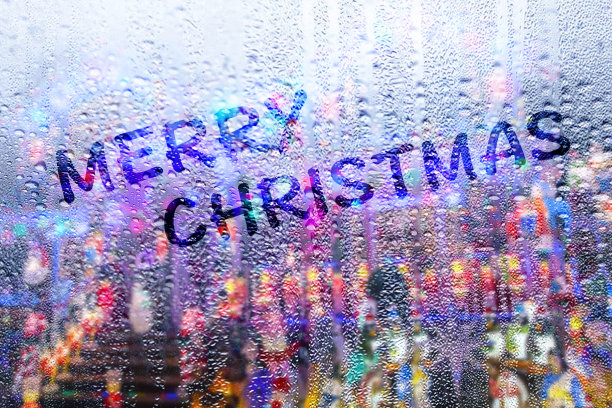 下雨的窗玻璃上写着圣诞祝福语图片下载