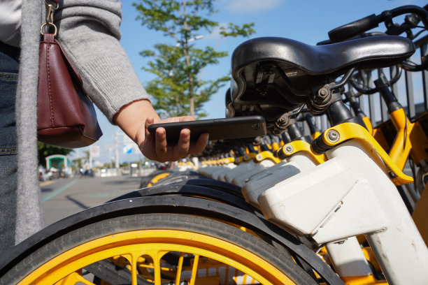 亚洲女性支付交通费用图片下载