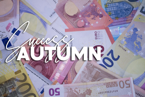 成功秋字带钱。纸币背景与不同的钞票。图片下载