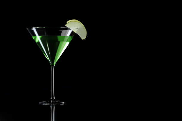 黑色背景，绿色苹果马提尼杯，配苹果装饰图片下载