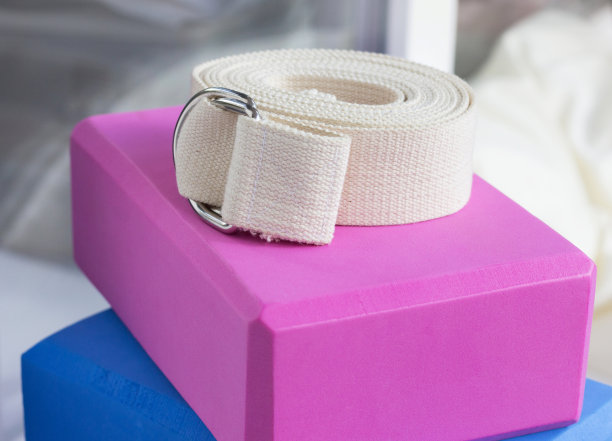 五彩缤纷的艾扬格瑜伽道具。积木和带子图片下载