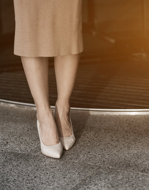 穿裸色鞋的女性美腿图片下载