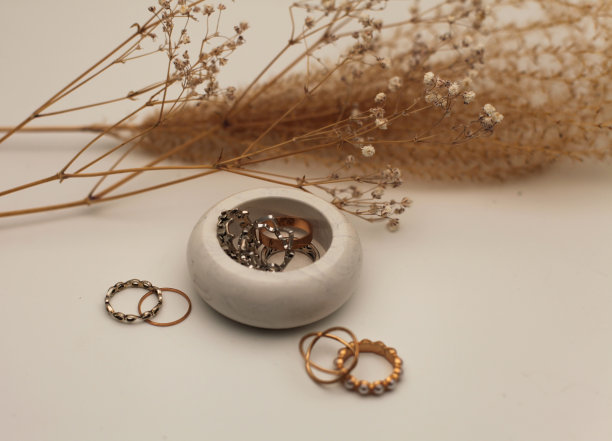 白色圆形陶瓷花瓶，镶有金银戒指图片下载