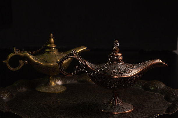 阿拉丁的神灯被孤立在黑色背景上图片下载