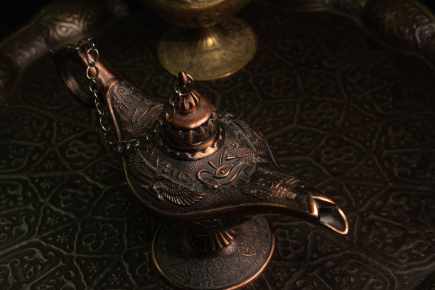 阿拉丁的神灯被孤立在黑色背景上图片下载