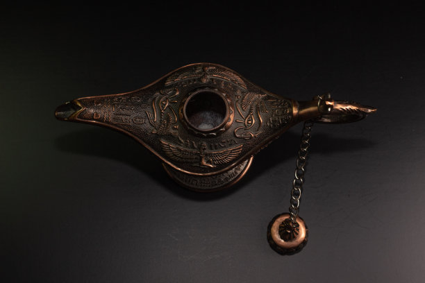 阿拉丁的神灯被孤立在黑色背景上图片下载