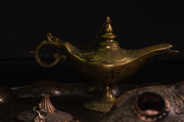 阿拉丁的神灯被孤立在黑色背景上图片下载