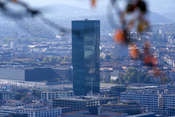 Aerial view of City of Zürich with skyscraper Prime Tower and Swiss Alps in the background on a sunny late summer day.图片下载