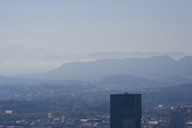 Aerial view of City of Zürich with skyscraper Prime Tower and Swiss Alps in the background on a sunny late summer day.图片下载