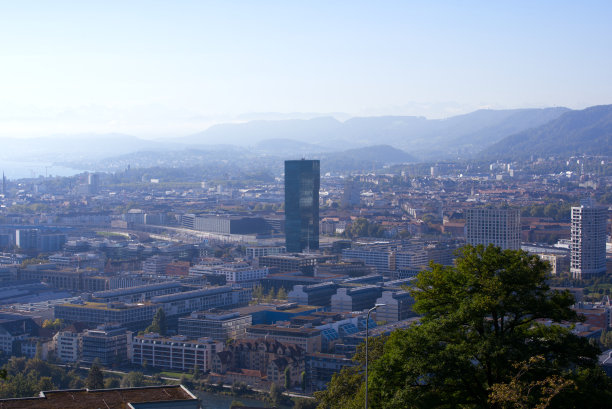 Aerial view of City of Zürich with skyscraper Prime Tower and Swiss Alps in the background on a sunny late summer day.图片下载