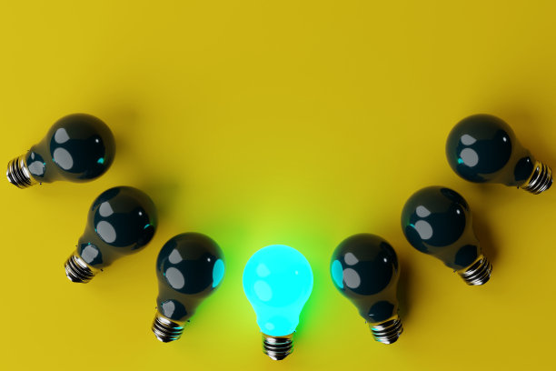 一个亮着蓝色灯泡的背景下，其他不发光灯泡，黄色背景。图片下载