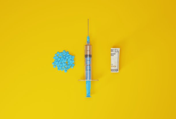 注射器，药片和卷起来的钞票。图片下载