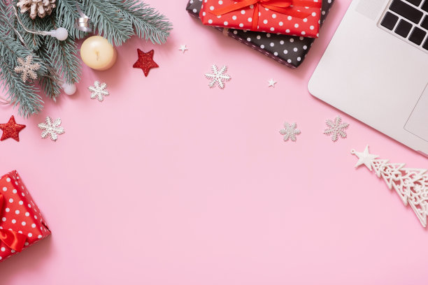 圣诞新年装饰与笔记本电脑，复制空间，俯视图，平放在粉红色背景图片下载