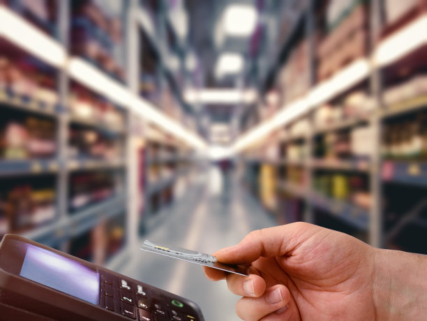 背景模糊的超市，pos机通过信用卡进行非接触式支付图片下载