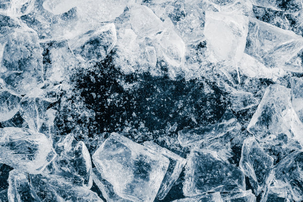 冰块压在黑色背景上。寒冷的背景。边框，由冰制成。图片下载
