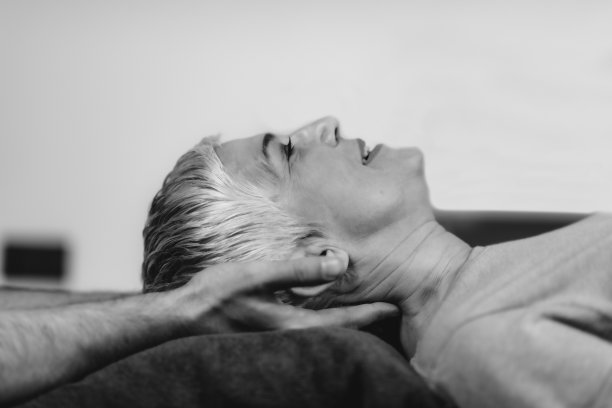 理疗师拉伸老年妇女的脖子图片下载