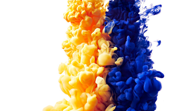 混合墨水抽象背景与飞溅的丙烯酸涂料在水中。流动的丙烯酸背景图片图片下载