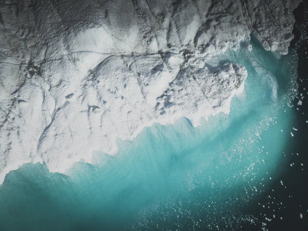 从空中俯瞰，漂浮着巨大的冰山图片下载