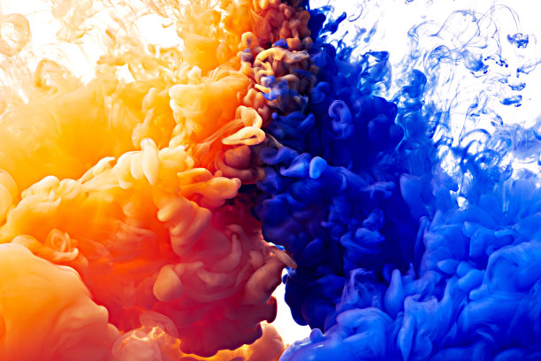 混合墨水抽象背景与飞溅的丙烯酸涂料在水中。流动的丙烯酸背景图片图片下载