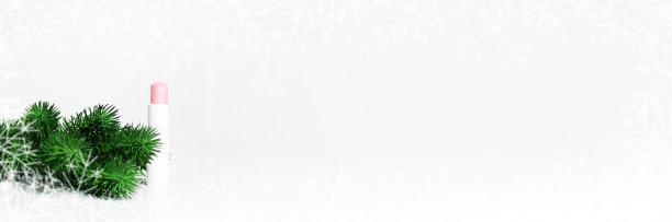冬季圣诞化妆品。一管白色的粉色唇膏，保护和滋养嘴唇。冬季化妆品。模拟容器。圣诞礼物送给女人的主意。横幅图片下载