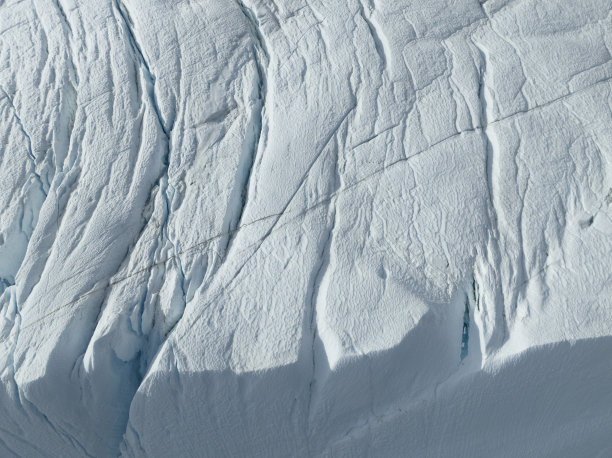 从空中俯瞰，漂浮着巨大的冰山图片下载
