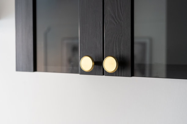 黑色橱柜门与圆形把手在厨房图片下载