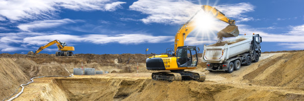 挖掘机正在施工现场挖土装车图片下载