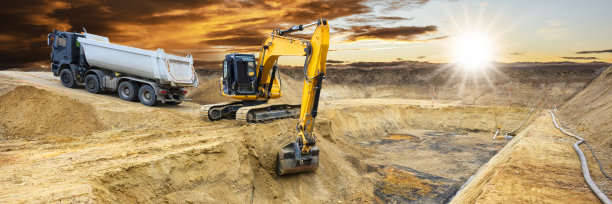 挖掘机正在施工现场挖土装车图片下载