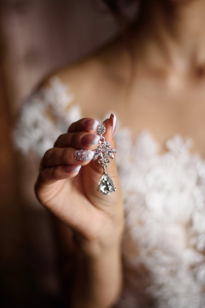 新娘手里拿着一只耳环图片下载