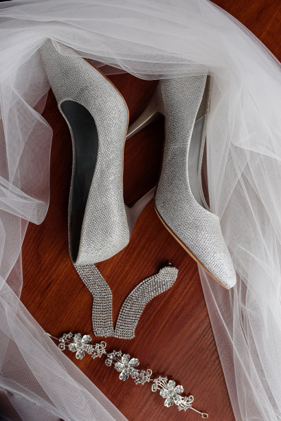 新娘的婚礼配件在棕色背景图片下载
