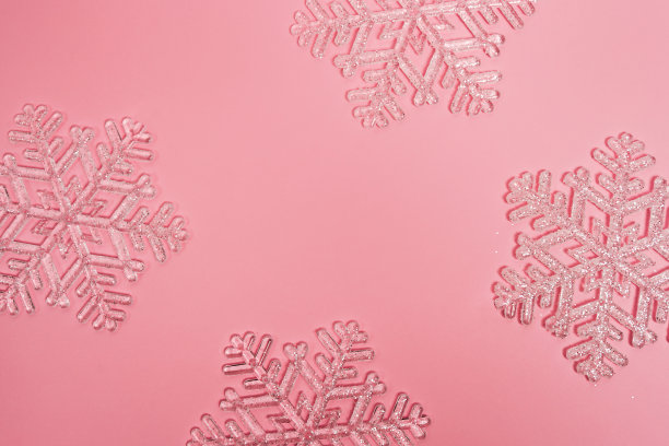 粉红色的圣诞框架与水晶雪花。新年背景与复制空间图片下载