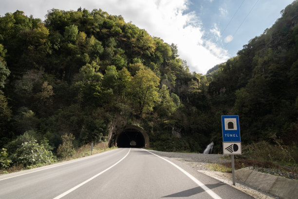 美丽的山路，绿意盎然图片下载