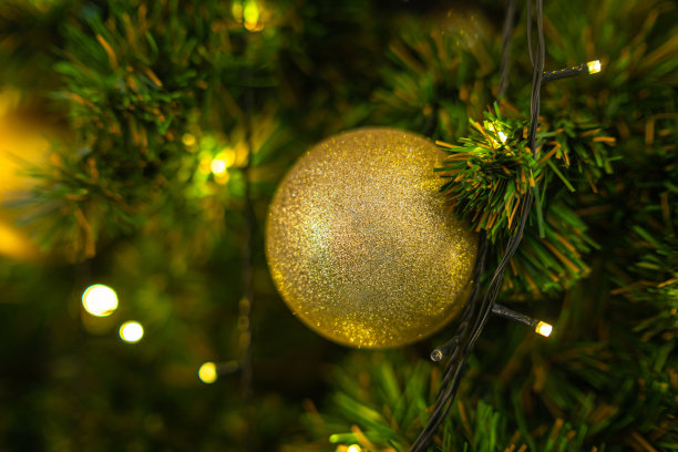 圣诞快乐，近距离彩色球，礼品盒和圣诞祝福图片包裹装饰在绿色圣诞树背景装饰在圣诞节和新年。图片下载