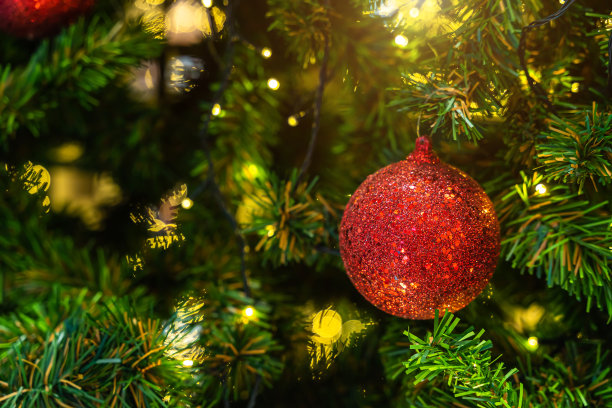 圣诞快乐，近距离彩色球，礼品盒和圣诞祝福图片包裹装饰在绿色圣诞树背景装饰在圣诞节和新年。图片下载