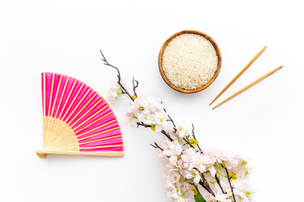 中国或日本背景的碗饭和扇子，俯视图图片下载