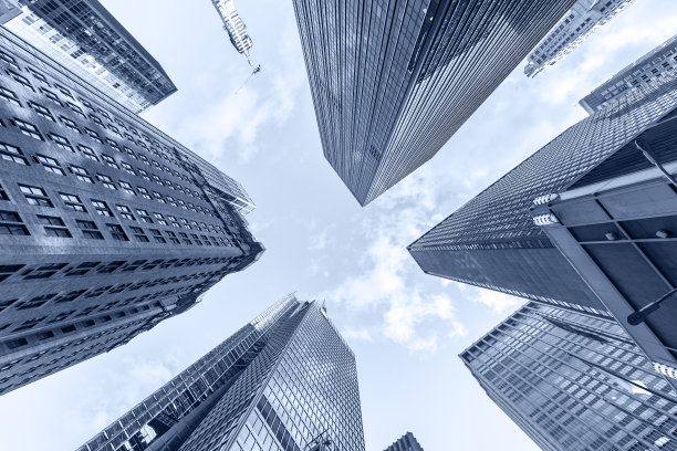 曼哈顿金融区的摩天大楼。美国纽约。透视现代摩天大楼的玻璃墙。图片下载