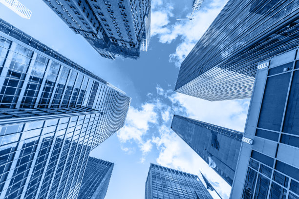 曼哈顿金融区的摩天大楼。美国纽约。透视现代摩天大楼的玻璃墙。图片下载