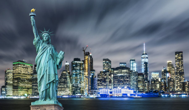 曼哈顿夜间全景天际线。以曼哈顿为背景的自由女神像。美国纽约市。图片下载
