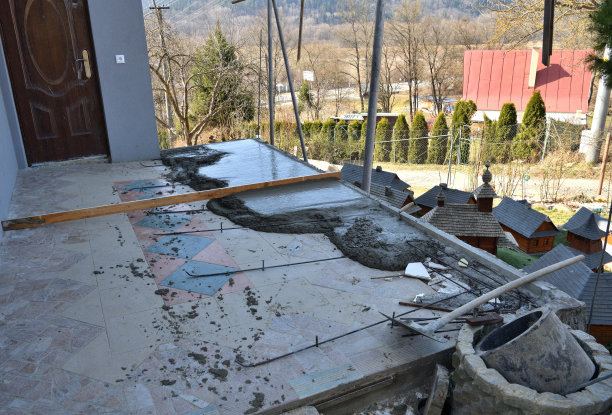 用手推车手工建造房子的地板图片下载