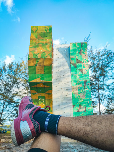 用人脚爬墙图片下载