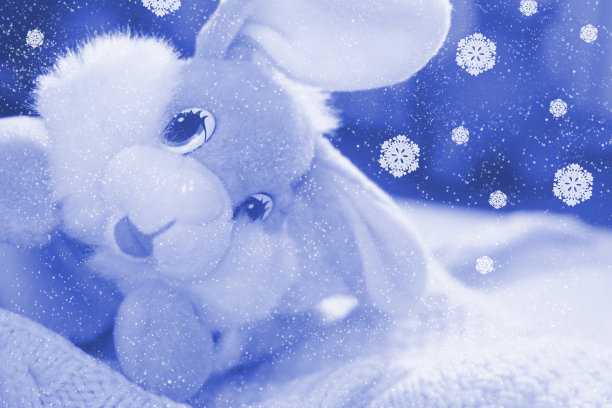 圣诞贺卡上有滑稽可爱的兔子玩具，雪花飘飘，冬日的气氛和寒冷调调。家里的新年装饰品。雪花幻想的图案。新年快乐图片下载