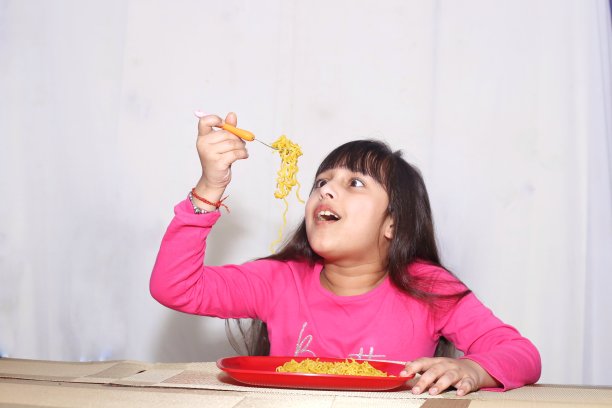 小女孩吃快餐面条图片下载