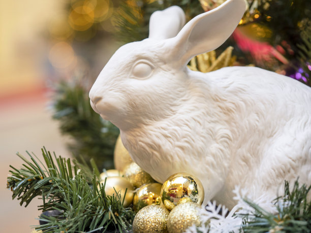 树下的陶瓷兔子和气球雕像。象征着即将到来的2023年。图片下载