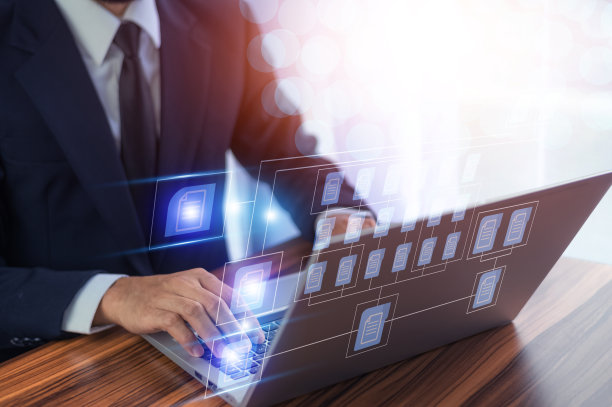 商人利用软件计算机对服务器上的数据文件进行检查，为文件管理的理念图片下载