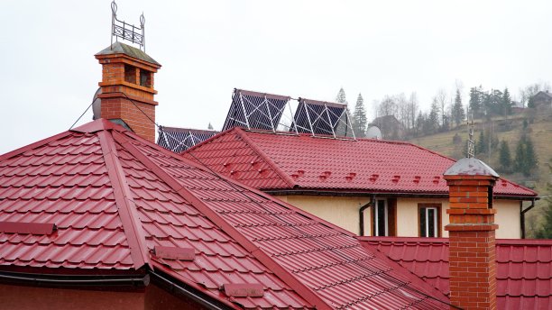 太阳能玻璃管热水板阵列安装在瓦片屋顶。水加热电池。图片下载