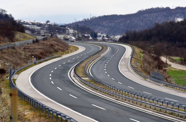 现代高速公路的两车道高速公路曲线。图片下载