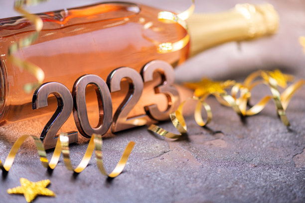 2023年新年快乐背景新年假期卡片与一瓶香槟，节日装饰，礼物图片下载