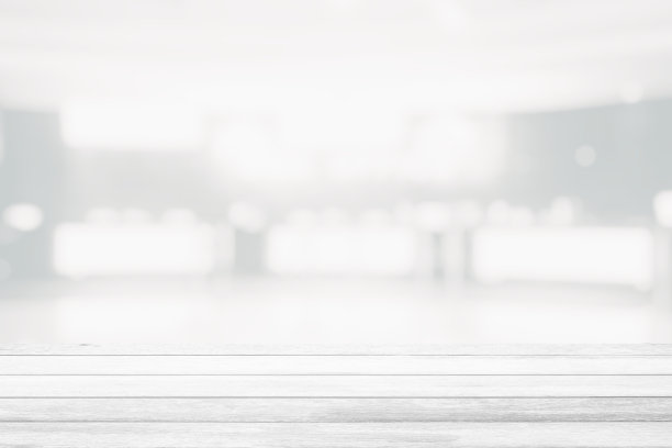 白木桌，影院背景模糊售票，适合产品展示和娱乐理念。图片下载