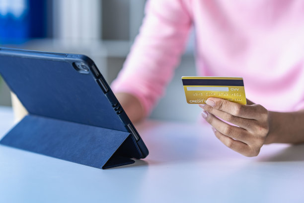 美女手持信用卡，用智能手机进行网上金融交易和网上购物图片下载