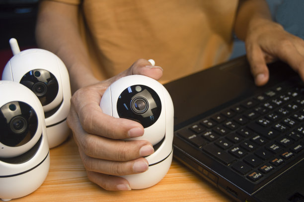 IP摄像头操作员从电脑上，设置IP摄像头。图片下载